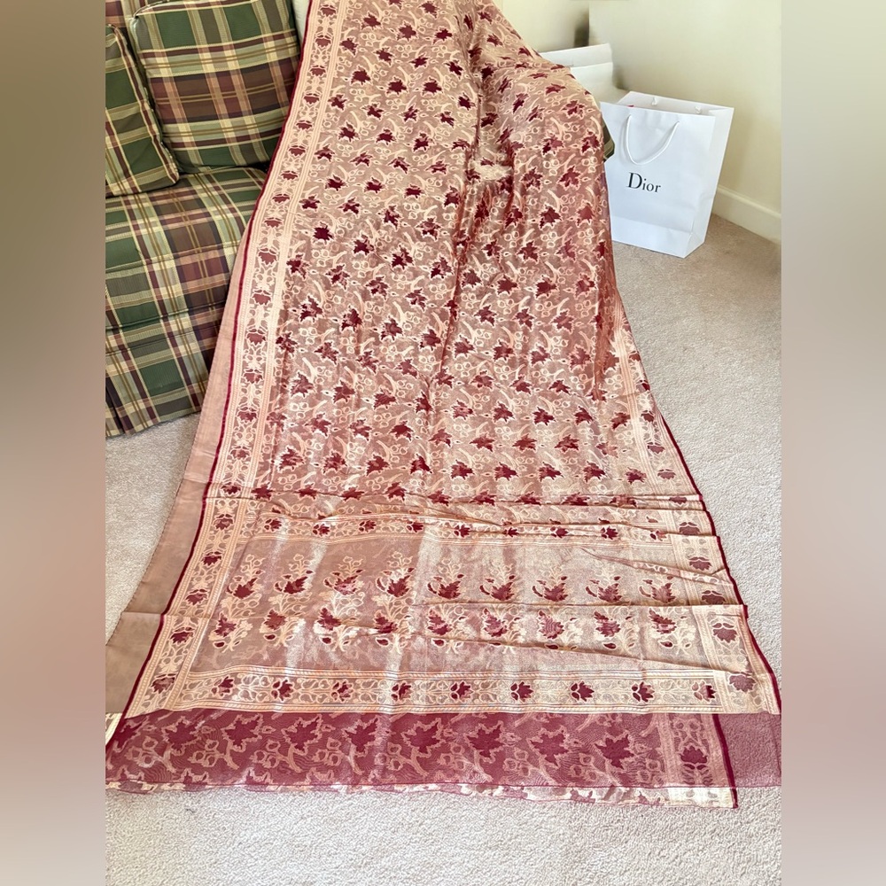 Stunning Floral Print Saree with Elegant Zari Border - NWOT - Picture 2 of 5